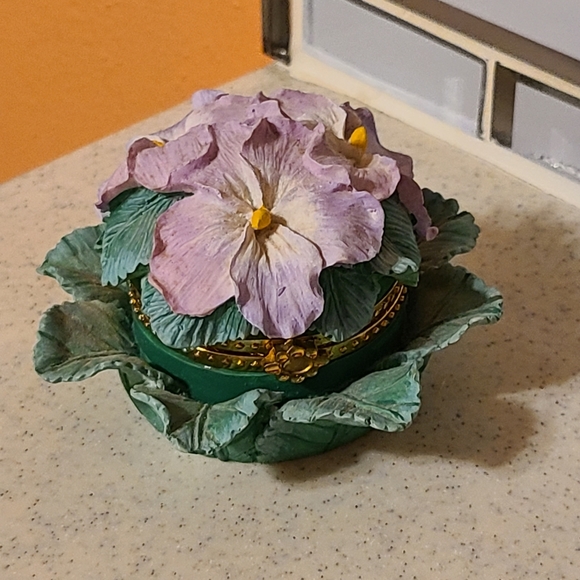 Vintage Jewelry - Musical floral trinket box. Vintage floral musical box